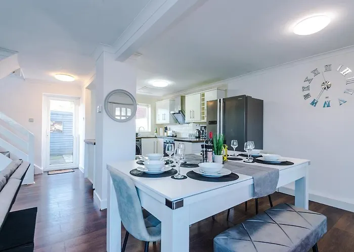 בית נופש New Spacious House, Pool Table, Driveway Parking And Ps4 מנצ'סטר