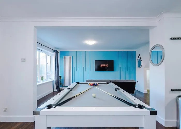 New Spacious House, Pool Table, Driveway Parking And Ps4 בית נופש