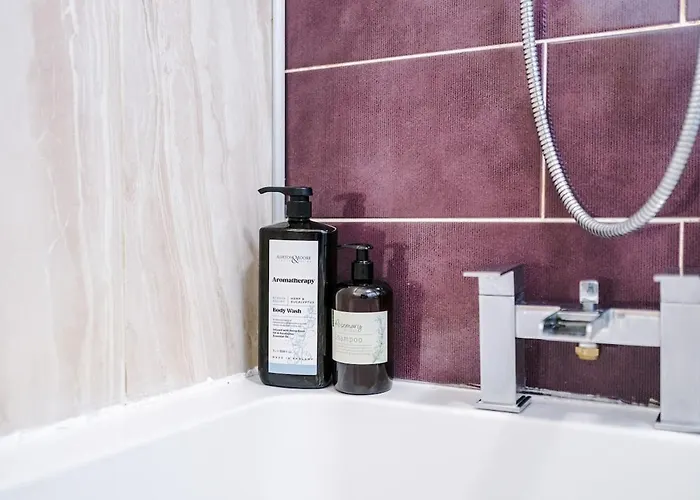 Prázdninový dům New Spacious House, Pool Table, Driveway Parking And Ps4 *