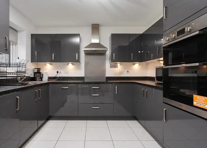 Luxury 5 Bed Near Etihad And Coop Live 펜션 맨체스터