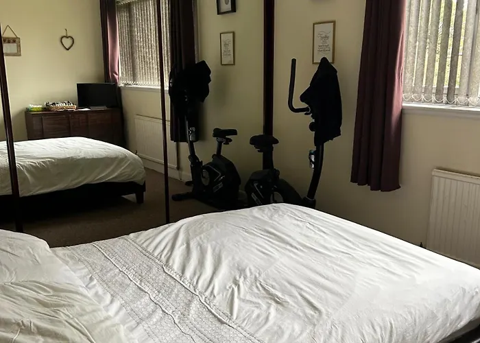 6guests-parking-petsok-familyfriendly-garden Manchester