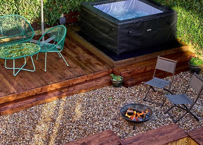 Chic Family With Garden Fire Pit & Event Space, Hot Tub Vakantiehuis Manchester