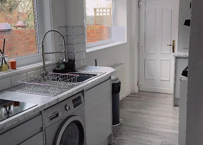 Tomelle Luxury -5 Beds-near Etihad Stadium- Coop Live-high Speed Wifi & Free Parking * Manchester