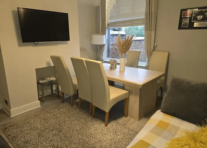 Tomelle Luxury -5 Beds-near Etihad Stadium- Coop Live-high Speed Wifi & Free Parking Tatil Evi