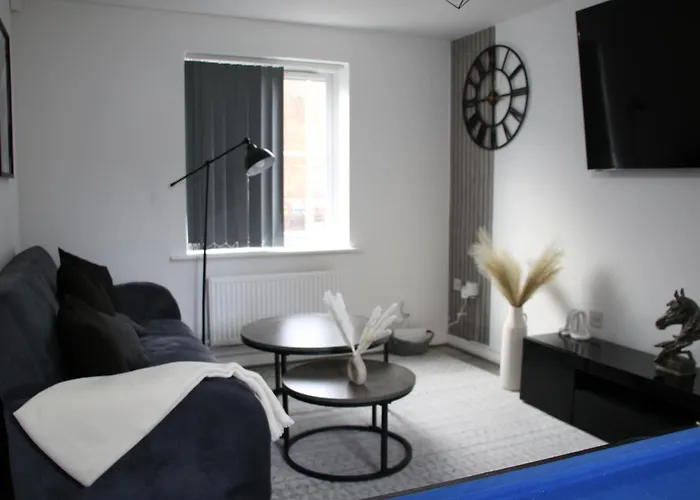 3 Bedroom House Close To Centre Free Parking