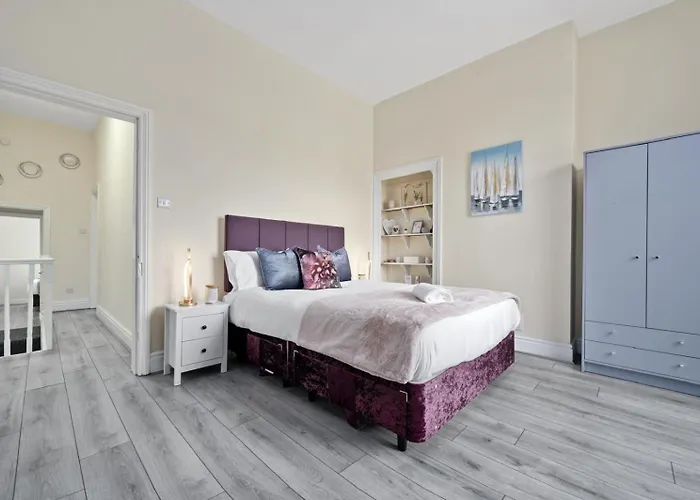 4-bed Perfect For Contractors & Families W Free Parking Manchester