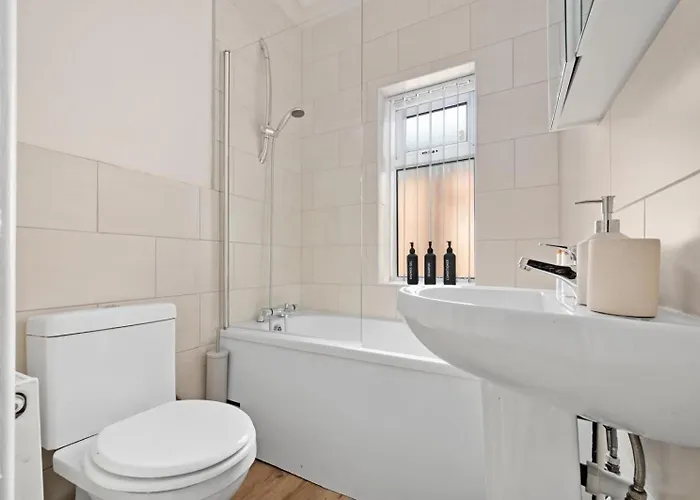 4-bed Perfect For Contractors & Families W Free Parking 펜션