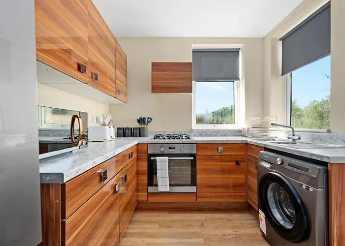 4-bed Perfect For Contractors & Families W Free Parking Manchester