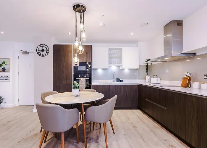 아파트 Fully Equipped, Centre 3bed Apartment, Balcony With Amazing Views, Sleeps 6 *