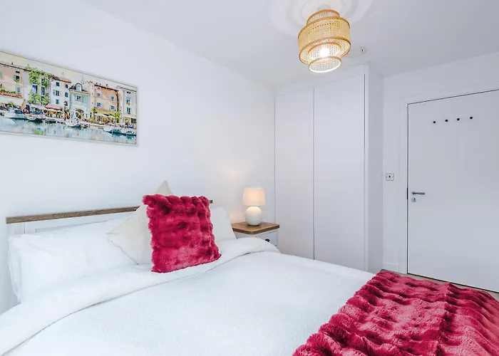 Fully Equipped, Centre 3bed Apartment, Balcony With Amazing Views, Sleeps 6