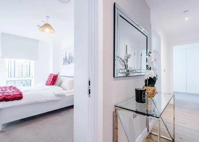 Fully Equipped, Centre 3bed Apartment, Balcony With Amazing Views, Sleeps 6 *