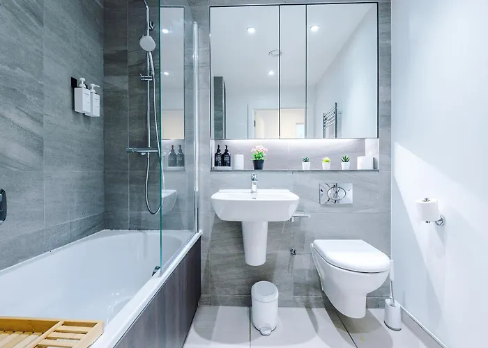 Fully Equipped, Centre 3bed Apartment, Balcony With Amazing Views, Sleeps 6