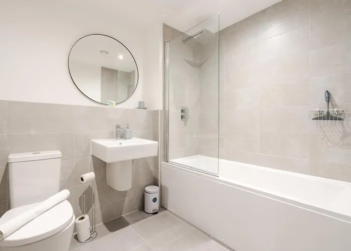 Spacious Modern 2 Bedroom Old Trafford & Free Parking