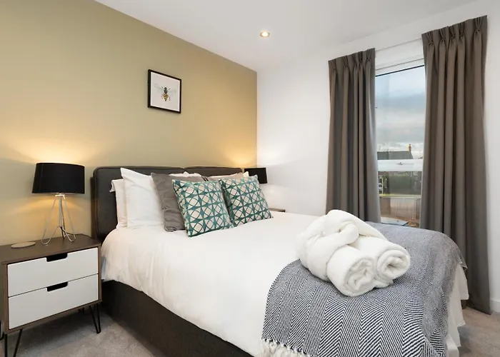 Daire Spacious Modern 2 Bedroom Old Trafford & Free Parking *