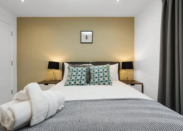 Spacious Modern 2 Bedroom Old Trafford & Free Parking