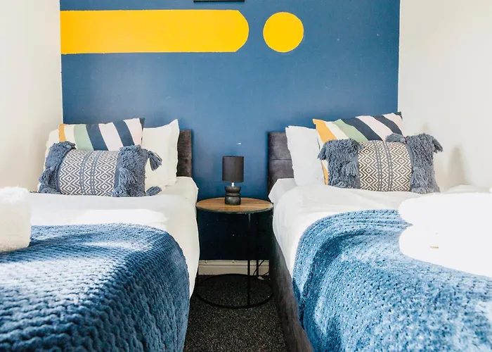 Cozy 3-Bed Retreat Near Manchester Airport Ideal For Families & Groups Hébergement de vacances