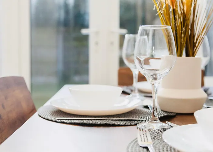 Cozy 3-Bed Retreat Near Manchester Airport Ideal For Families & Groups בית נופש *