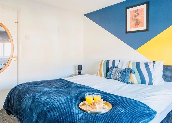 Prázdninový dům Comfy 3 Bed House By Airport, Perfect For Groups & Families *