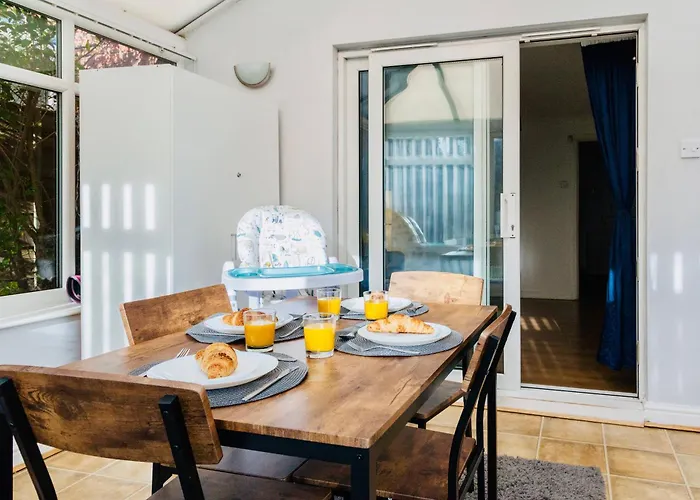 Comfy 3 Bed House By Airport, Perfect For Groups & Families Prázdninový dům Manchester