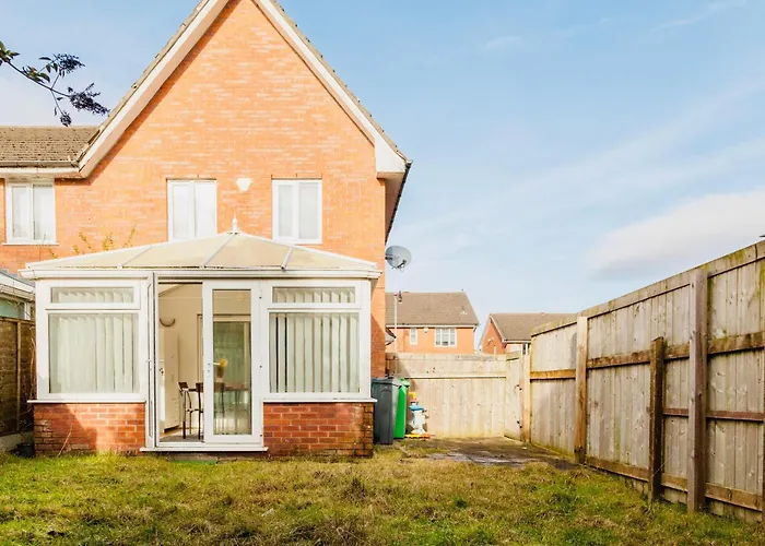 Cozy 3-Bed Retreat Near Manchester Airport Ideal For Families & Groups * Manchester