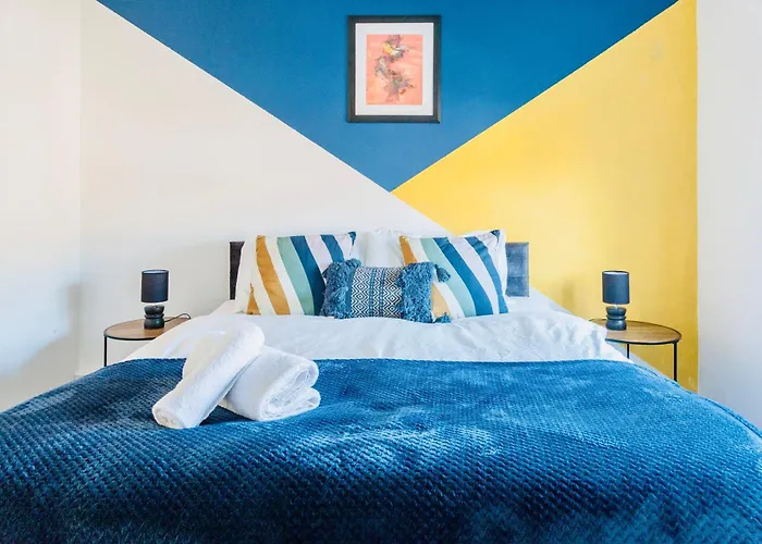 בית נופש Cozy 3-Bed Retreat Near Manchester Airport Ideal For Families & Groups