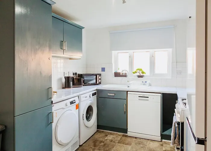 Comfy 3 Bed House By Airport, Perfect For Groups & Families *