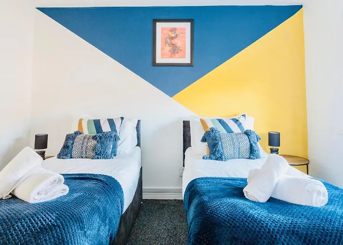 Cozy 3-Bed Retreat Near Manchester Airport Ideal For Families & Groups Manchester
