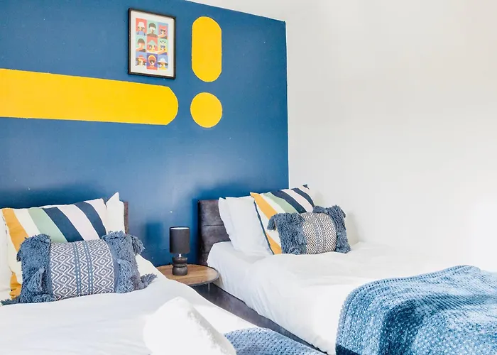 Cozy 3-Bed Retreat Near Manchester Airport Ideal For Families & Groups Hébergement de vacances