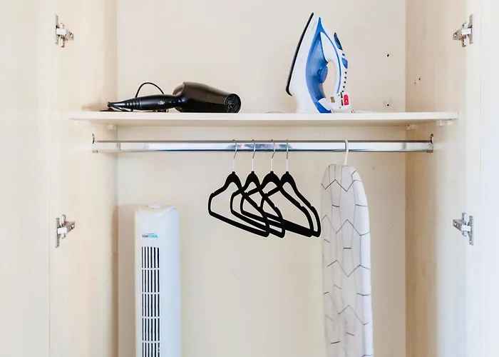 בית נופש Cozy 3-Bed Retreat Near Manchester Airport Ideal For Families & Groups