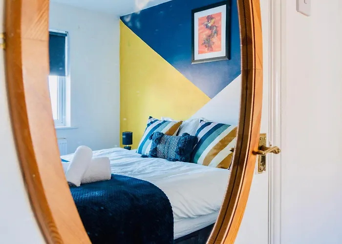 בית נופש Cozy 3-Bed Retreat Near Manchester Airport Ideal For Families & Groups *