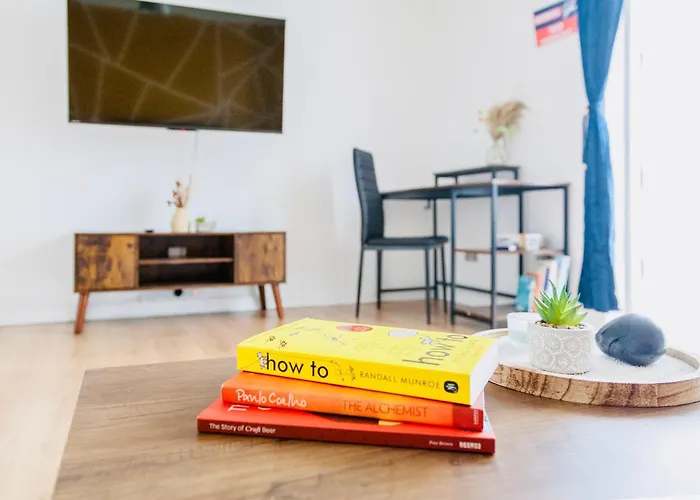 Cozy 3-Bed Retreat Near Manchester Airport Ideal For Families & Groups * Manchester