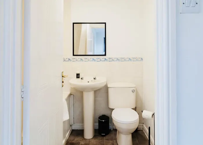 Cozy 3-Bed Retreat Near Manchester Airport Ideal For Families & Groups Hébergement de vacances