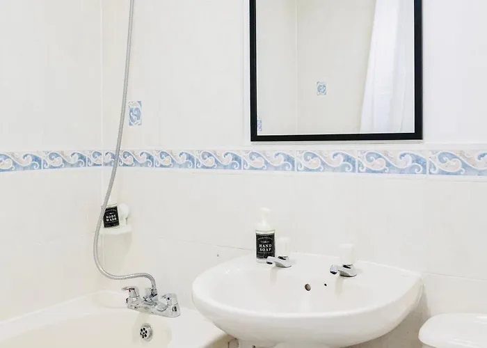 בית נופש Cozy 3-Bed Retreat Near Manchester Airport Ideal For Families & Groups