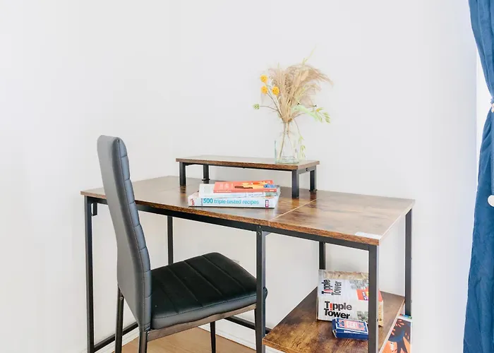 Cozy 3-Bed Retreat Near Manchester Airport Ideal For Families & Groups Hébergement de vacances *