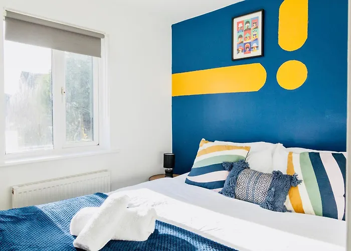 Cozy 3-Bed Retreat Near Manchester Airport Ideal For Families & Groups *