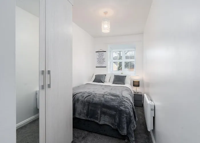 Cozy 2 Bed - Unlimited Wi-fi - Free Parking - Sleeps 6 - By Old Trafford Apartmán