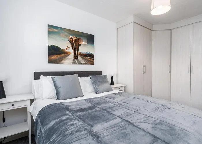 Daire Cozy 2 Bed - Unlimited Wi-fi - Free Parking - Sleeps 6 - By Old Trafford Manchester