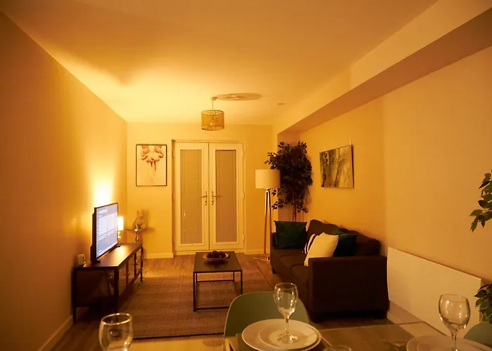 Deluxe And Cozy Two Bedroom With 1 Bathroom And Open Balcony * Manchester