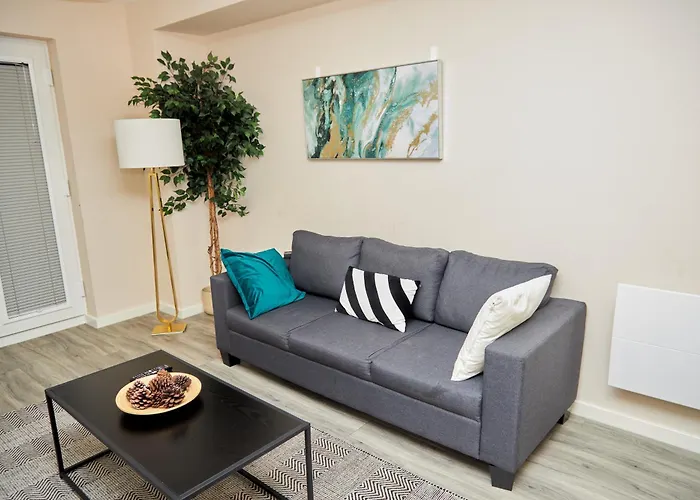 Deluxe And Cozy Two Bedroom With 1 Bathroom And Open Balcony * 맨체스터