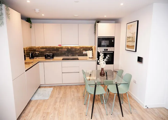 Luxury 2 Bedroom And Bathroom In With Balcony Apartament Manchester