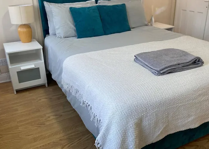 Modern Townhouse-free Parking-game Room-w-ifi * Manchester