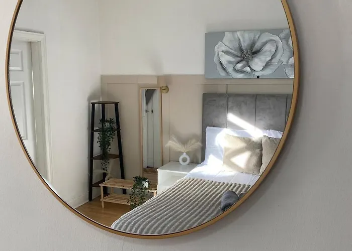 Modern Townhouse-free Parking-game Room-w-ifi * Manchester