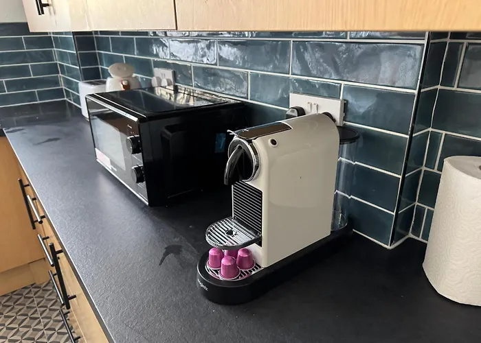 Levenshulme House - 2 Bedroom - Sleeps 6 - Free Parking & Wifi 펜션 *