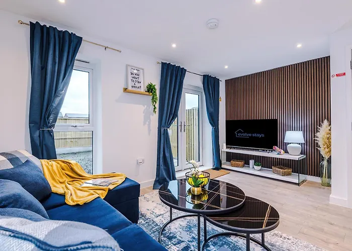 Stunning 3 Story Home, 3 X King Size Beds, Pool Table, Free Parking X2, Ping Pong *