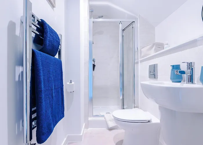 Stunning 3 Story Home, 3 X King Size Beds, Pool Table, Free Parking X2, Ping Pong 맨체스터