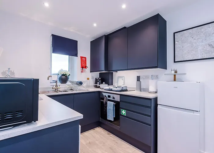 Stunning 3 Story Home, 3 X King Size Beds, Pool Table, Free Parking X2, Ping Pong * Manchester