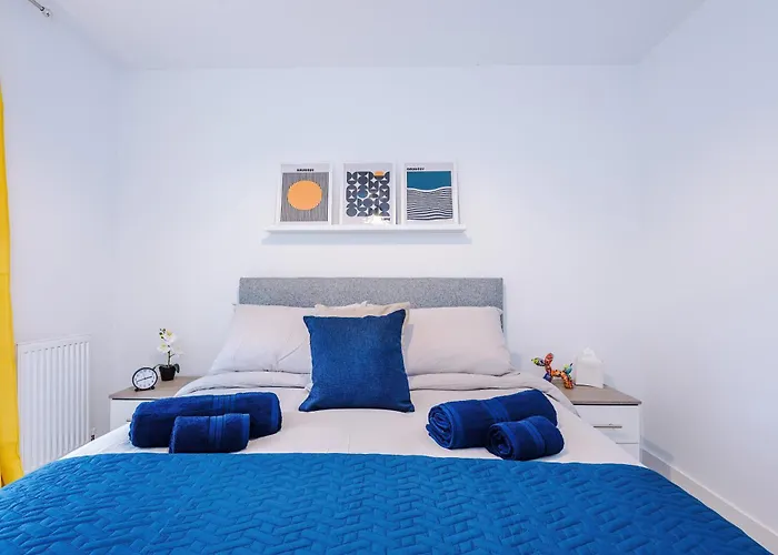 Stunning 3 Story Home, 3 X King Size Beds, Pool Table, Free Parking X2, Ping Pong