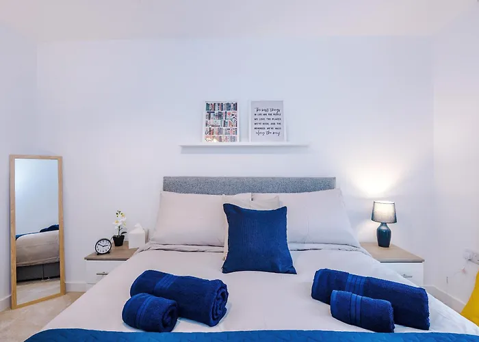 Stunning 3 Story Home, 3 X King Size Beds, Pool Table, Free Parking X2, Ping Pong Mánchester