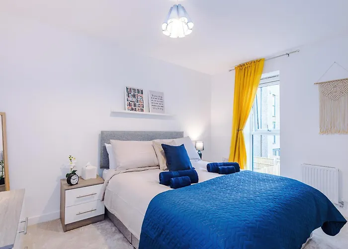 Stunning 3 Story Home, 3 X King Size Beds, Pool Table, Free Parking X2, Ping Pong Апартаменты *