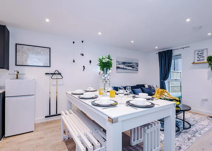 Apartamento Stunning 3 Story Home, 3 X King Size Beds, Pool Table, Free Parking X2, Ping Pong Mánchester